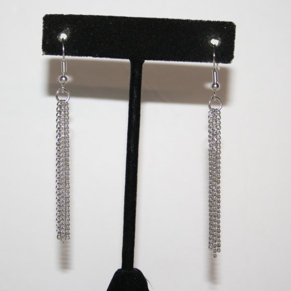 Beautiful NWOT silver chain dangle earrings 2.75" - Picture 1 of 4